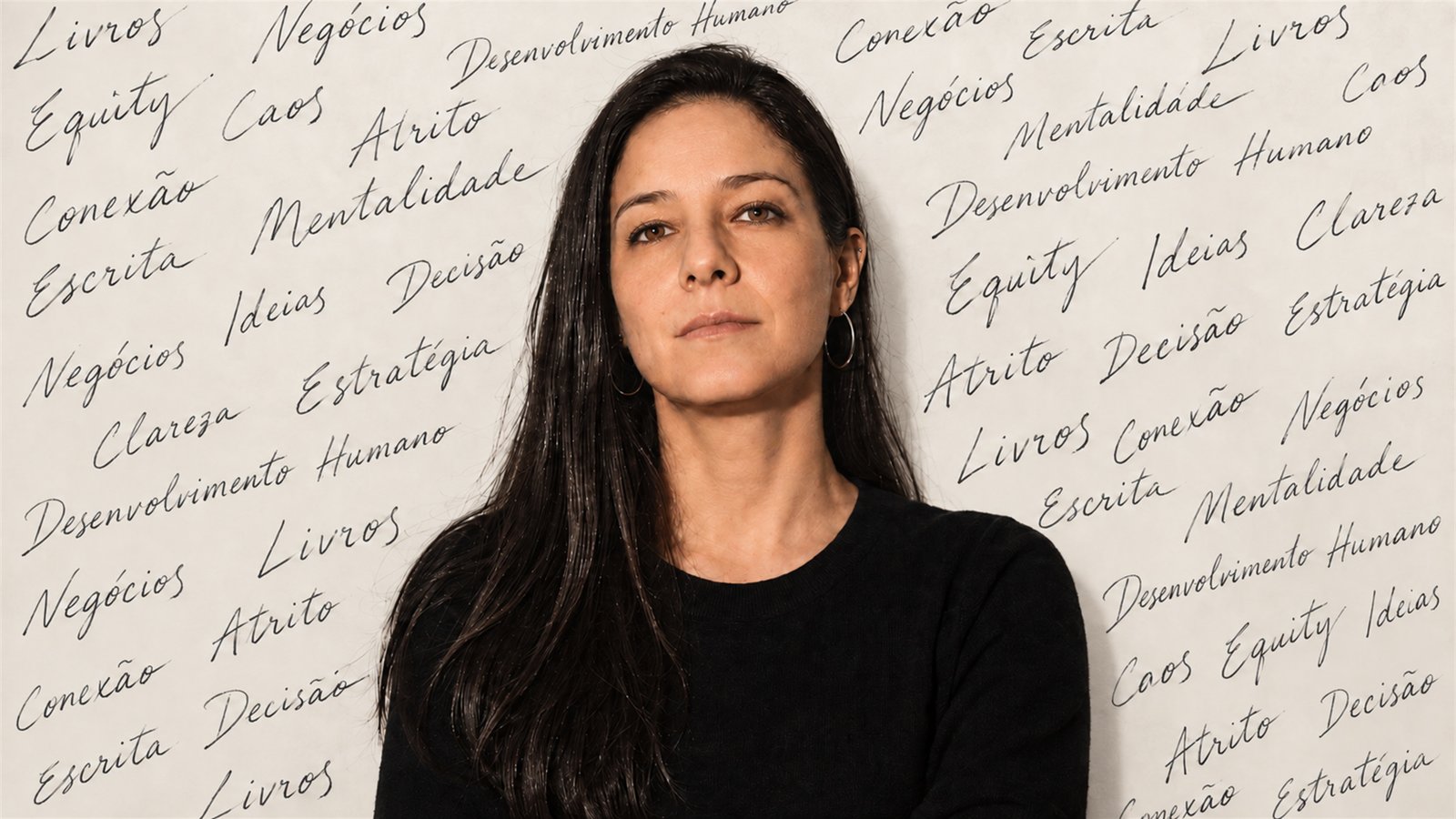 Cris Andrade cercada por palavras que representam seus temas de escrita