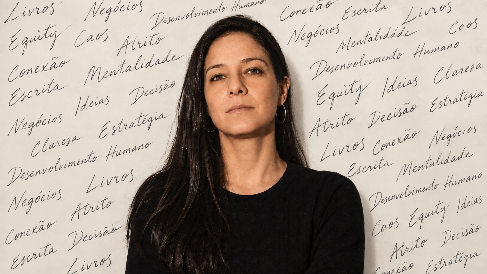 Cris Andrade cercada por palavras que representam seus temas de escrita