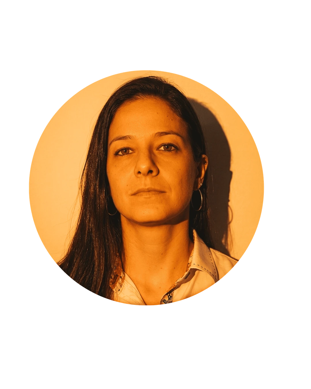Retrato de Cris Andrade em um círculo dourado.